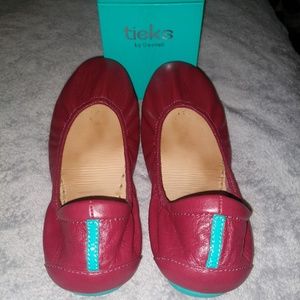 Burgundy Tieks - size 8 - includes flower and box